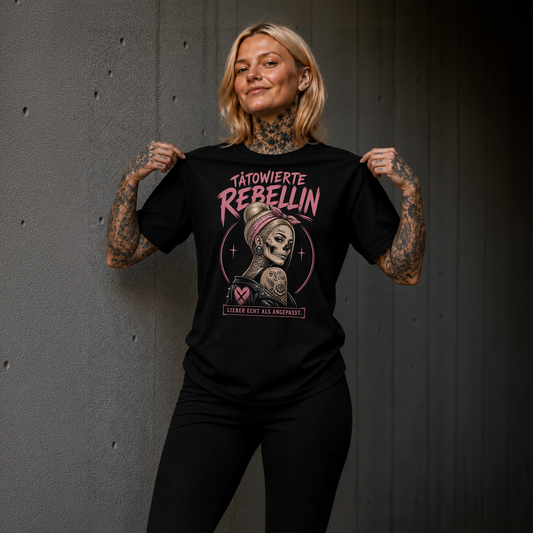 REBELL (blond hair) - Essential Shirt